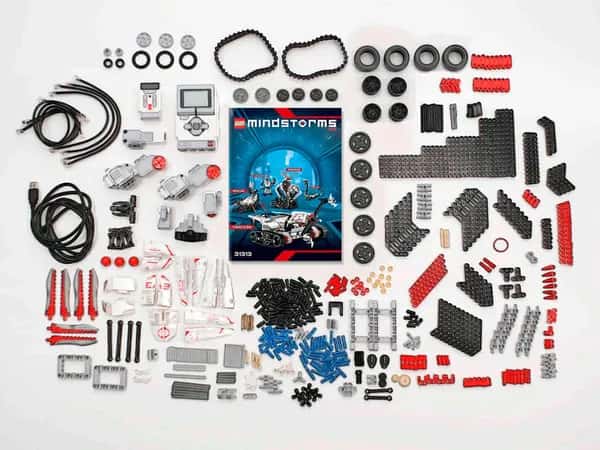 Lego Mindstorms EV3 — все детали Lego Mindstorms аккуратно разложены на столе.