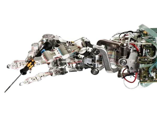 Hand Arm System — открытая роботизированная рука держит небольшую отвёртку между пальцами.