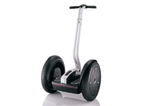 Segway оснащён двумя большими колёсами по бокам платформы, на которой стоит пользователь, и рулевой стойкой с рукоятками.