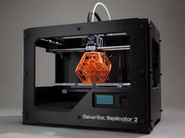 Replicator+ — чёрная прямоугольная платформа со сложным додекаэдром, напечатанным на 3D-принтере.