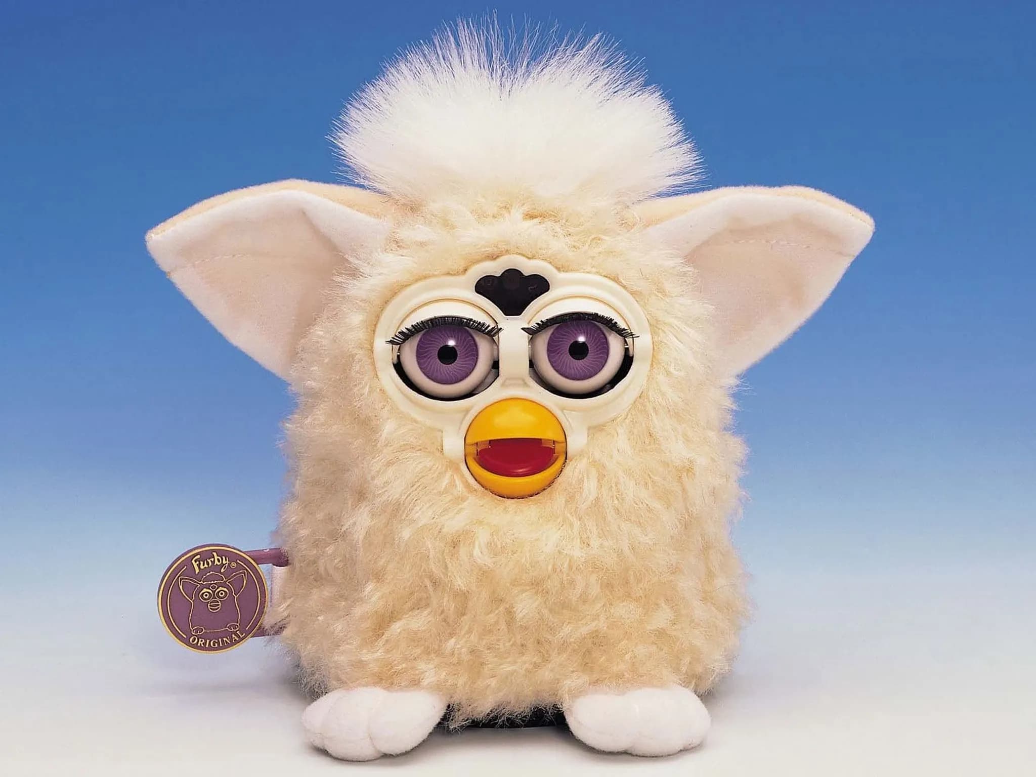 Furby — пушистая игрушка, напоминающая белую сову: большие фиолетовые глаза, жёлтый клюв, острые ушки и белый хохолок на голове.