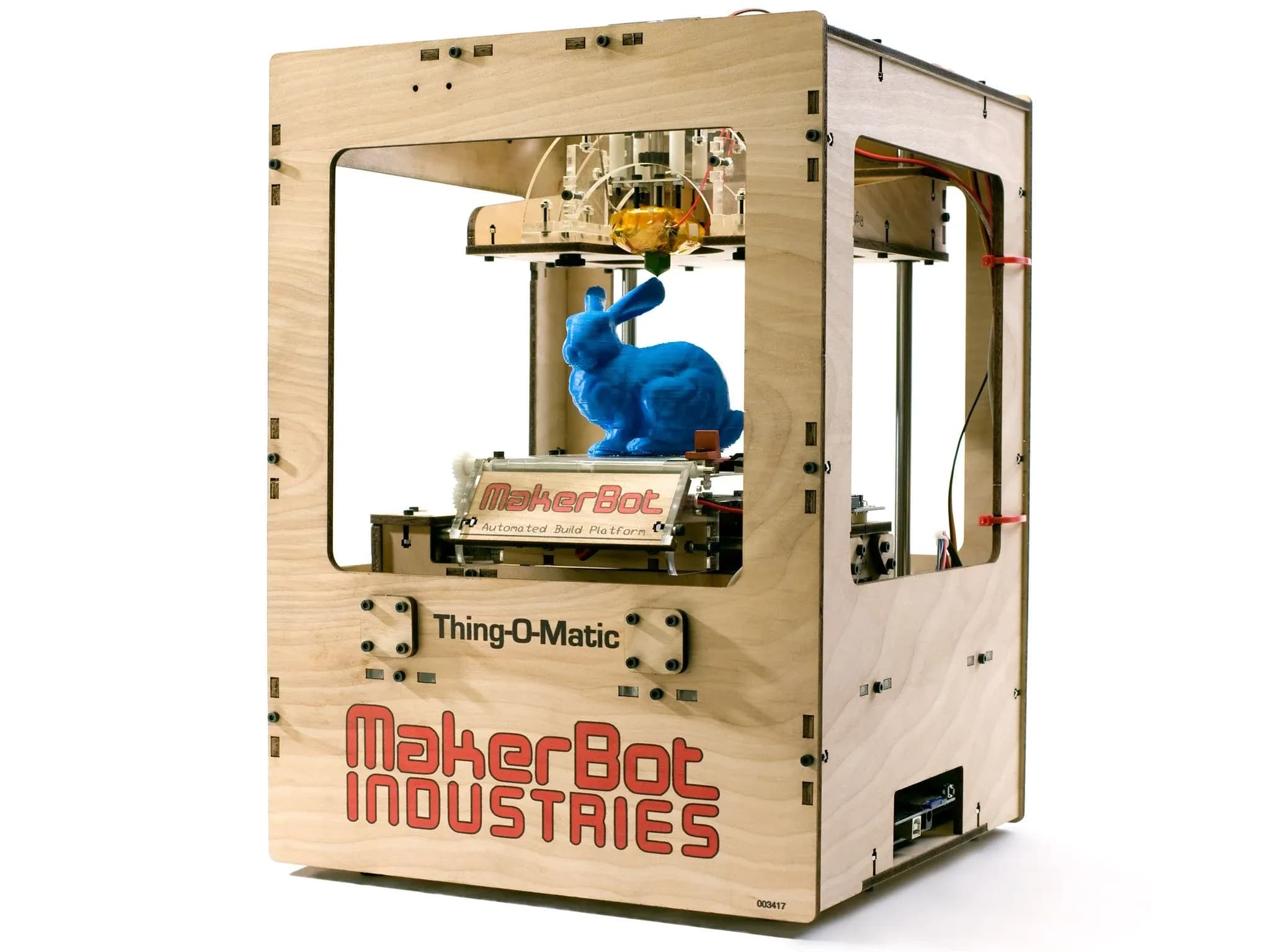 На простой деревянной платформе MakerBoot Industries стоит синий кролик, напечатанный на 3D-принтере.