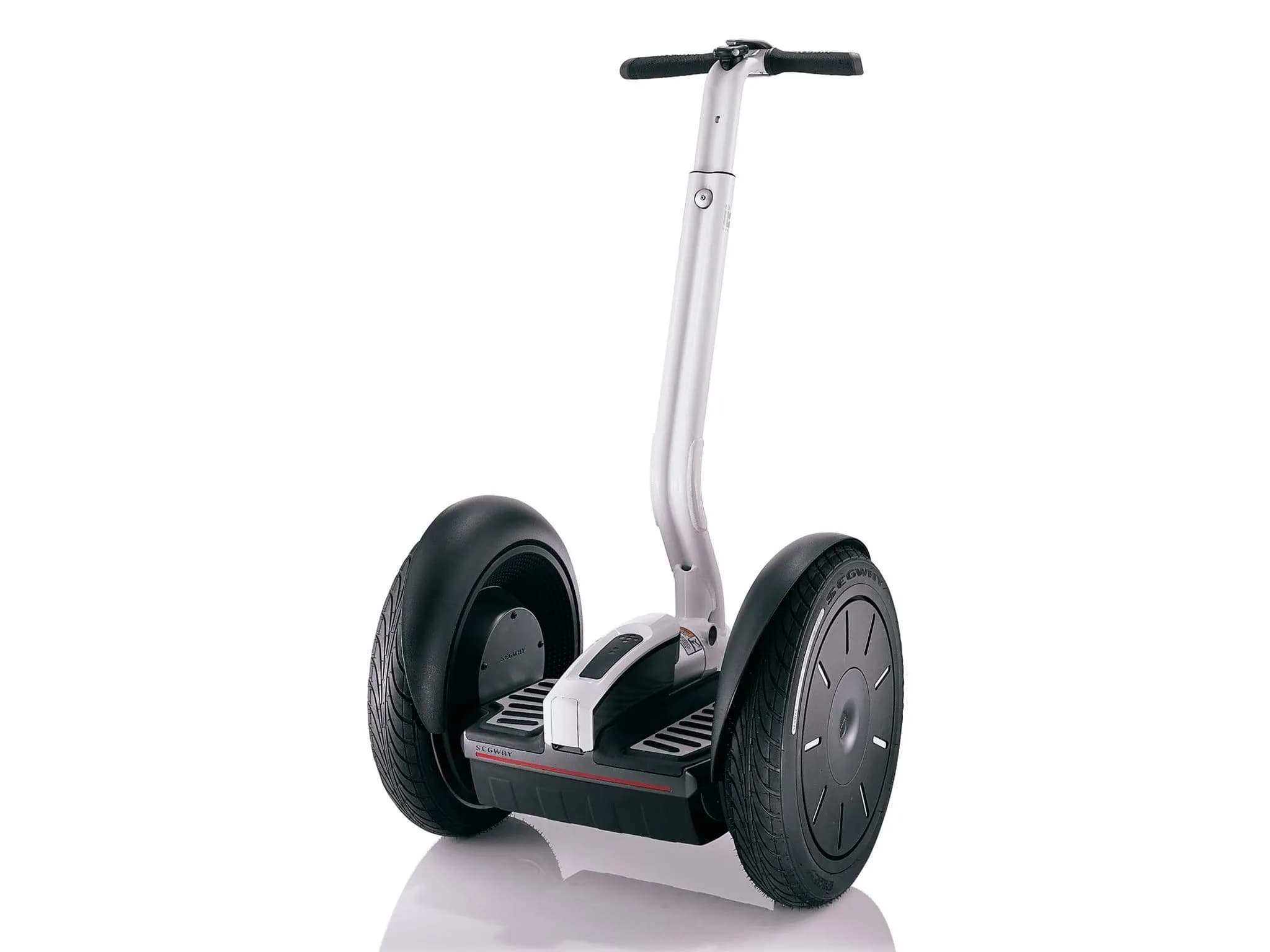 Segway оснащён двумя большими колёсами по бокам платформы, на которой стоит пользователь, и рулевой стойкой с рукоятками.