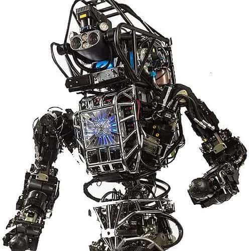 Atlas (2013) — крупный план робота Atlas 2013 года — сложный гуманоидный робот, оснащённый электроникой и датчиками.