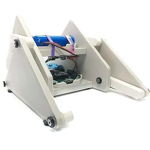 Flipperbot — простая электроника в корпусе из 3D-печатных деталей: открытое квадратное основание и два треугольных ласта-опоры.